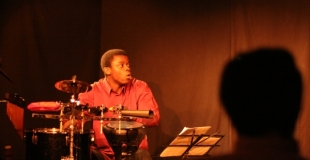 Antoine Akakpo aux percussions, théâtre de la Vieille Grille Paris