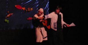 Bala apprend à jouer de la guitare