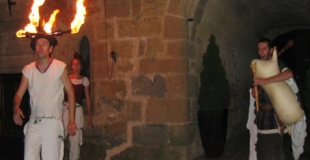 fin de repas dans la cour du chateau