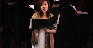 Mi-kyung Kim lors d'un concert avec l'Ensemble Vocal de l'Hurepoix