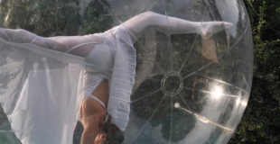 Bulle de la cie Tewhoola portés acrobatiques, acrobatie, danse, contorsion, manipulation d'objet