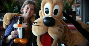 Sculptures de ballon sous forme de pingouin avec Pluto à Disneyland Paris