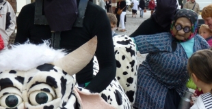 Machka-une vache-marionnette qui fait du lait