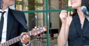 Chanteuse, chanteur, claviers et guitare