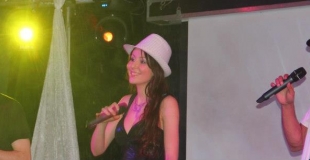 1 chanteuse et 2 chanteurs. OPTIONS : Danseuses, Technicien....