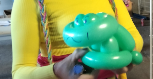 Miss glouglou sculpte des ballons