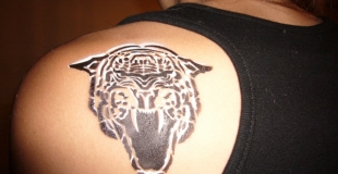 Tattoo noir avec un relief blanc