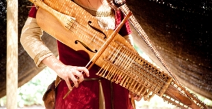 Dayazell. Nyckelharpa (vièle à archer médiévale)