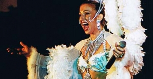 final en plumes, strass