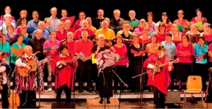 Le groupe Los Koyas interprétant sur scène la Misa Criolla avec les choeurs Val Canto et Les Uns 