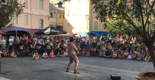 Spectacle de rue, jonglerie diabolos, festival Embrun (06)