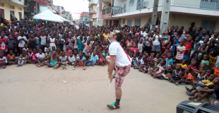 Spectacle de rue, jonglerie diabolos, festival international festijart Abidjan (ci)