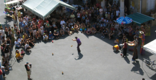 Spectacle de rue, jonglerie diabolos, festival répercussion, Monléon-Magnoac (65670)