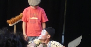 En faisant le ménage.