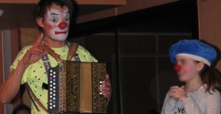 accompagné de sa musicienne.