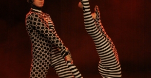 Duo féminin portés acrobatiques, main à main, acrobate Photo de Didier NOGHERO