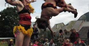 portés acrobatiques dynamiques, acrobatie, duo féminin, clown, théâtre,rue, cirque, nature, écologie