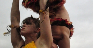 portés acrobatiques, acrobatie, main à main, clown, théâtre,duo féminin, nature, écologie