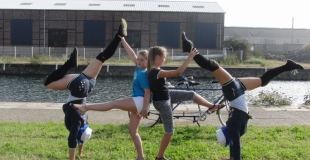 éambulation, rue, main à main, marain, clown,aniamtion, enfant