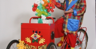 clown sculpteur de ballons sur triporteur sonorisé