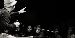 Face a une partie du public