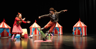 Portée acrobatique avec un adulte du public