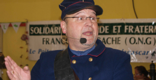 Justin Peudo le Facteur distribue son courrier