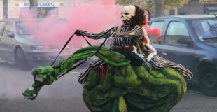 La Vieille et la Mort : Masque et Marionnette Géante