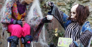 La Vieille et la Mort : Masques et Echasses