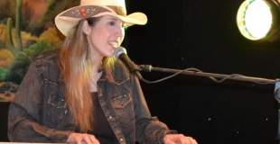 Lilly WEST en concert solo, pour une association de danse country