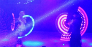 Show lumineux avec bolas lumineuse et baton lumineux