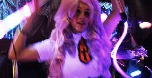 Une des poupées cosplay illuminée