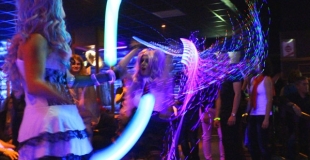 Show lumineux avec bolas lumineuse et fibre optique