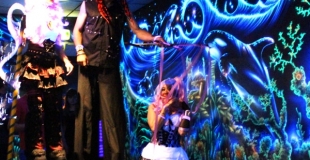 Parade lumineuse avec 2 échassiers et une marionnette