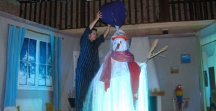 construction d'un bonhomme de neige venu du public