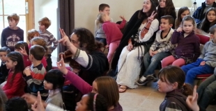 Les enfants participent au spectacle
