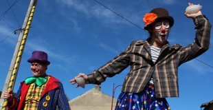 L'échassier clown à confettis !