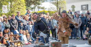 Spectacle bagarre du saloon, combat, comédie