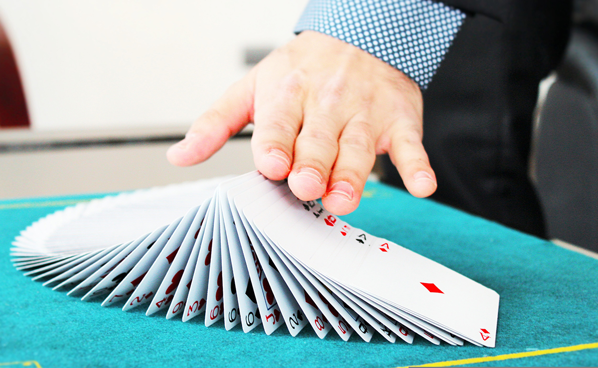 Magicien close-up pour entreprise, afterwork, seminaire, team building...