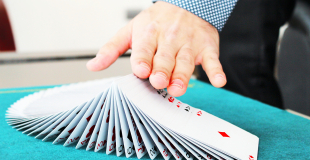 Magicien close-up pour entreprise, afterwork, seminaire, team building...