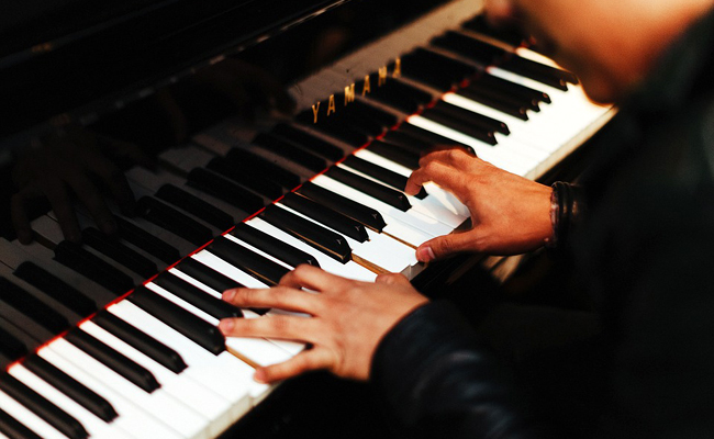Pianiste classique pour soirée privée et concert : conseils & devis