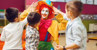 Spectacle de Noël en crèche : comment choisir ? Quel coût ?