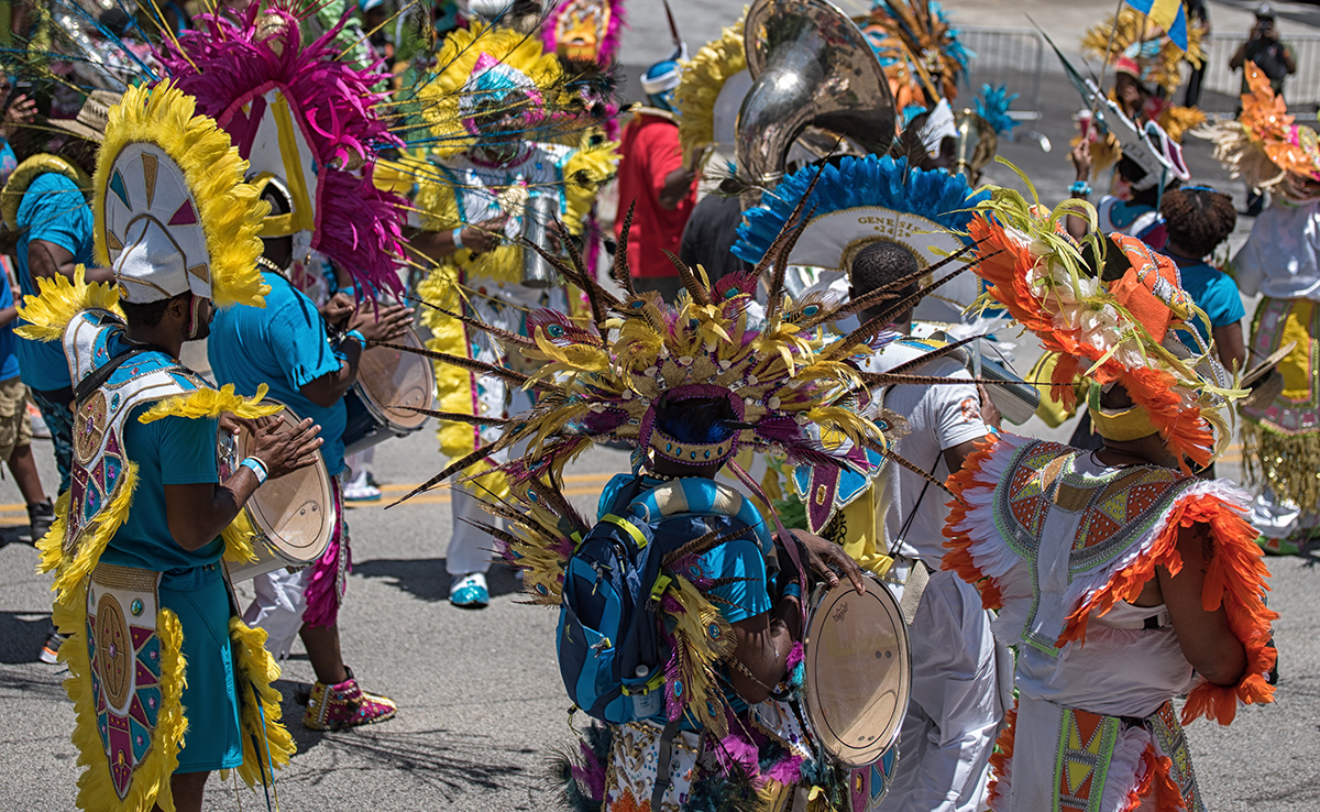 Carnaval : 10 idées de spectacles déambulatoires pour une animation joyeuse et colorée