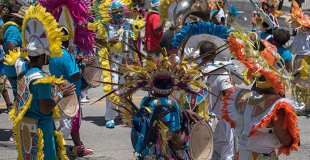 Carnaval : 10 idées de spectacles déambulatoires pour une animation joyeuse et colorée !