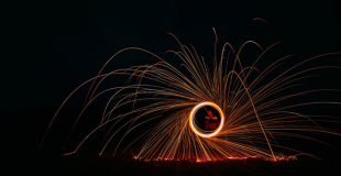 Jongleur lumineux LED ou feu : pour quel type d'événement ?