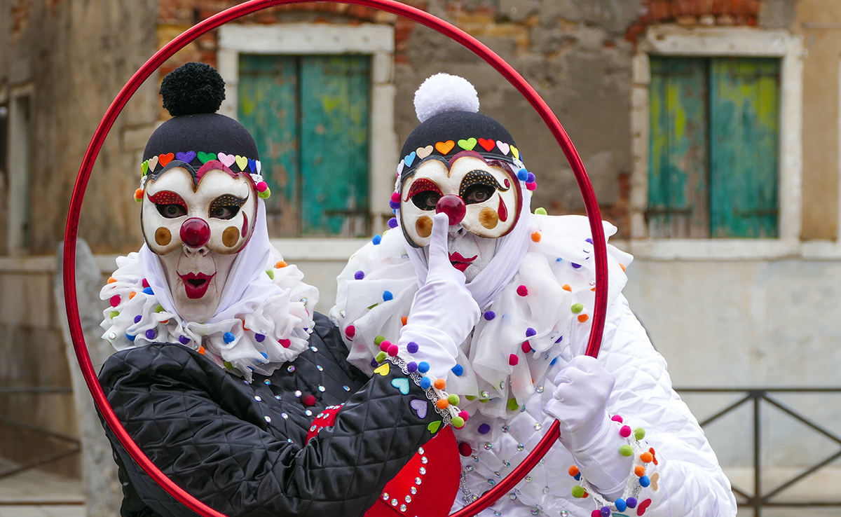 Troupe d'artistes de cirque en déambulation pour Carnaval !