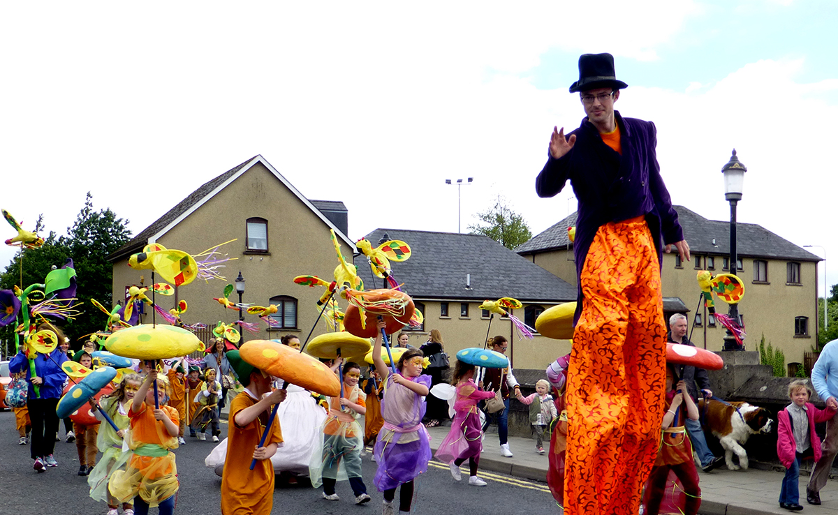 Echassiers joyeux, festifs et colorés en déambulation pour Carnaval !