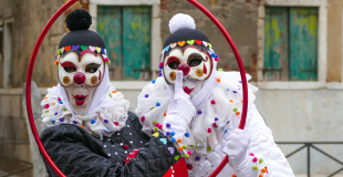 Troupe d'artistes de cirque en déambulation pour Carnaval !