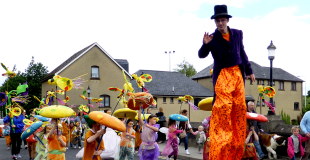 Echassiers joyeux, festifs et colorés en déambulation pour Carnaval !