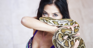 Charmeuse de serpents pour soirée privée, événement public ou privé !